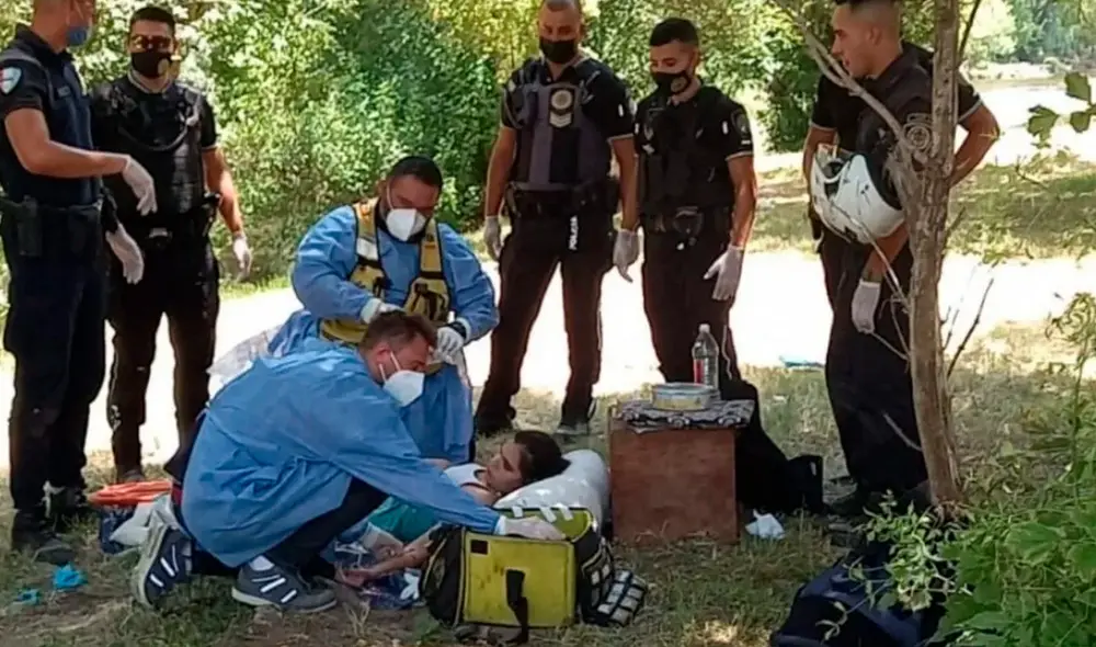 Policías que atendieron a la mujer en Córdoba. Foto: Policía de Argentina Policías que atendieron a la mujer en Córdoba. Foto: Policía de Argentina
