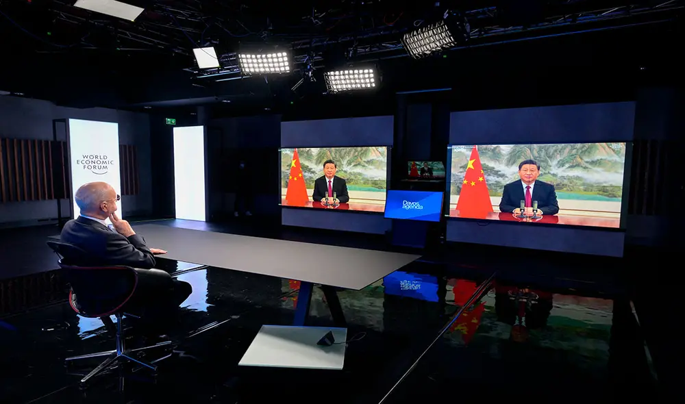 El presidente de China compareció por videoconferencia en la Agenda Davos 2022 por invitación del fundador de la organización, Klaus Schwab. Foto: AFP