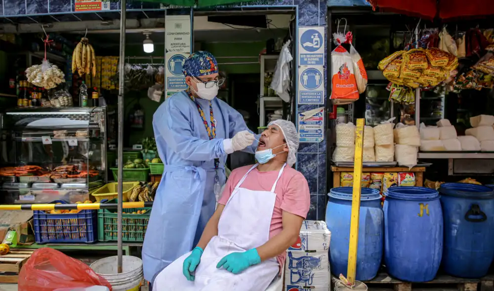 Algunos trabajadores han denunciado que la empresa donde laboran no les ha aceptado la prueba de antígeno de COVID-19 que certifica que tienen el virus. Foto: John Reyes/La República