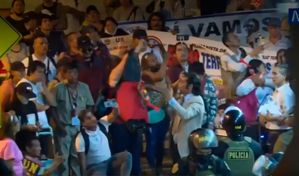 Los ciudadanos se expusieron al contagio de la COVID-19 al reunirse sin mascarillas. Foto: captura Canal N Los ciudadanos se expusieron al contagio de la COVID-19 al reunirse sin mascarillas. Foto: captura Canal N