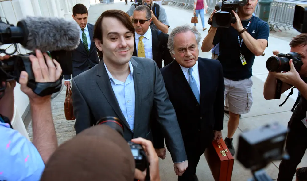 Martin Shkreli llegando a su juicio federal por fraude de valores en un juicio anterior por el que fue sentenciado a prisión. Foto: AFP