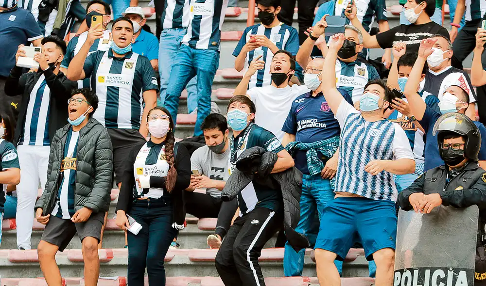 Hinchas blanquiazules volvieron a las tribunas durante la final del año pasado ante Sporting Cristal. Foto: Liga 1 Hinchas blanquiazules volvieron a las tribunas durante la final del año pasado ante Sporting Cristal. Foto: Liga 1