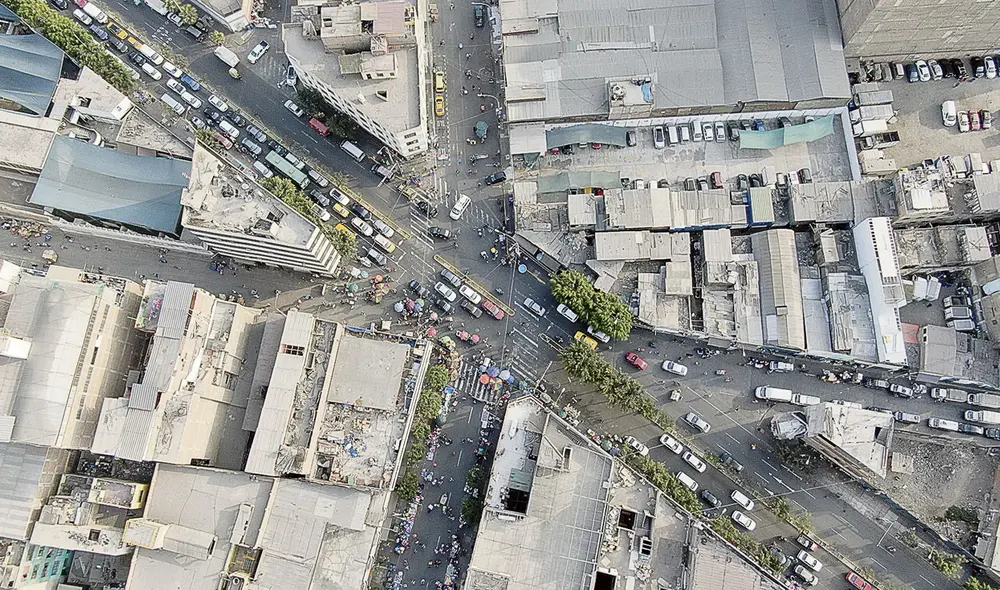 En techos y azoteas. Los almacenes informales están ubicados en las zonas comerciales y representan un riesgo para miles de comerciantes y visitantes.