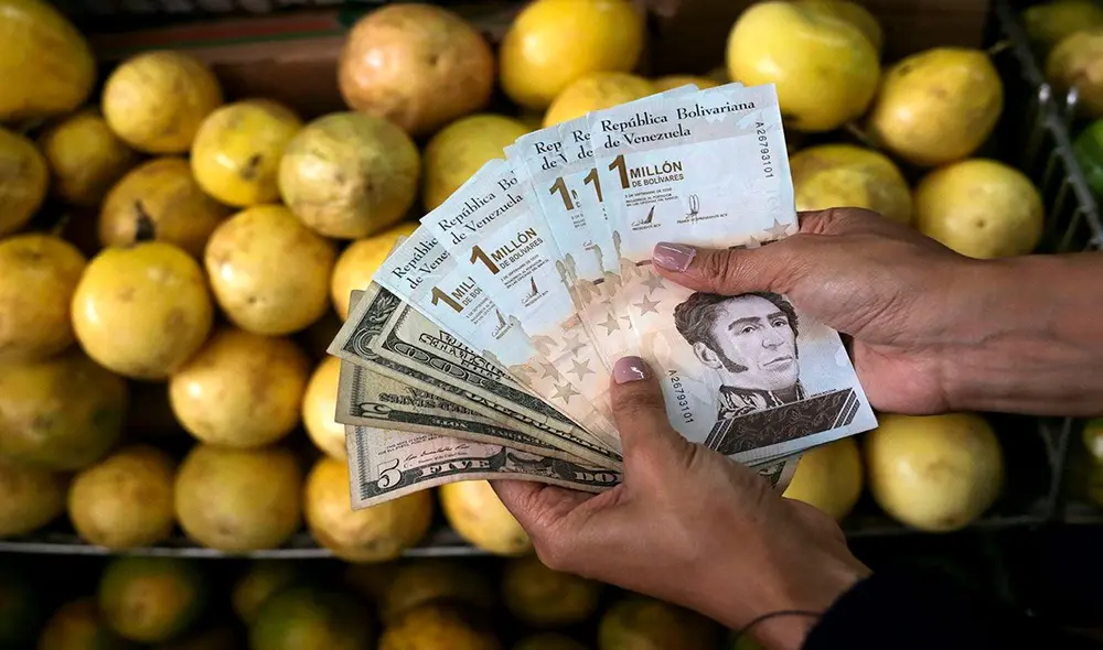 El dólar BCV es ampliamente revisado en Venezuela para diversas transacciones. Foto: AFP
