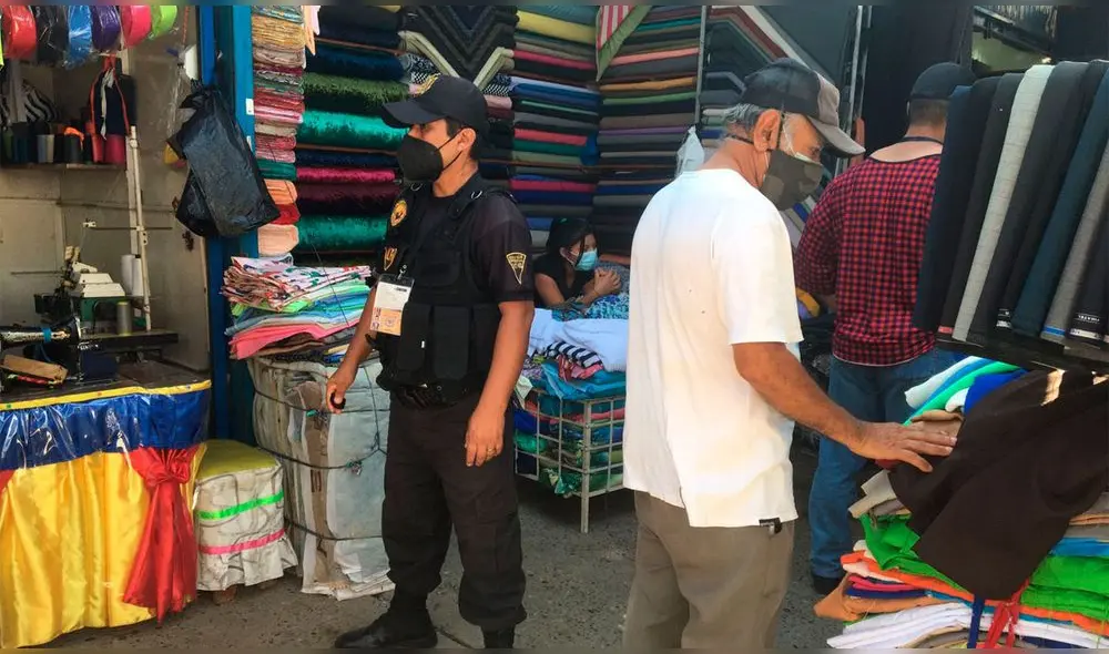 Agentes policiales se apersonaron a lugar donde mujer perdió la vida. Foto: La República Agentes policiales se apersonaron a lugar donde mujer perdió la vida. Foto: La República