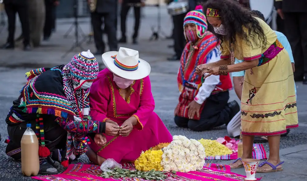 La preparación de una bebida acorde a las tradiciones peruanas para el brindis por el Aniversario de Lima demandó la presencia de mujeres y hombres conocedores de la flora nacional. Foto: Municipalidad de Lima.