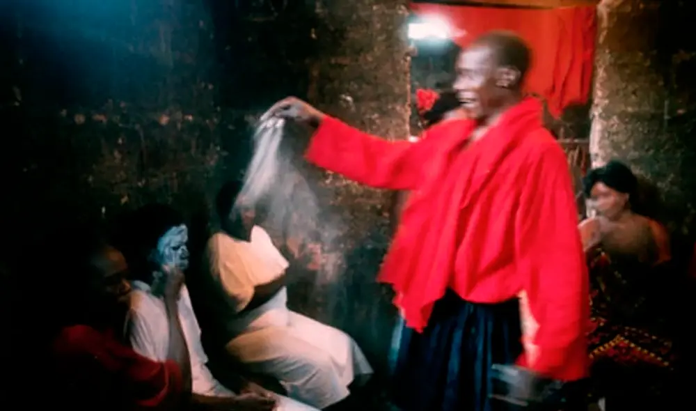 La ceremonia del ritual vudú permite a los traficantes inculcar miedo a las mujeres. Foto: Lorena Ros