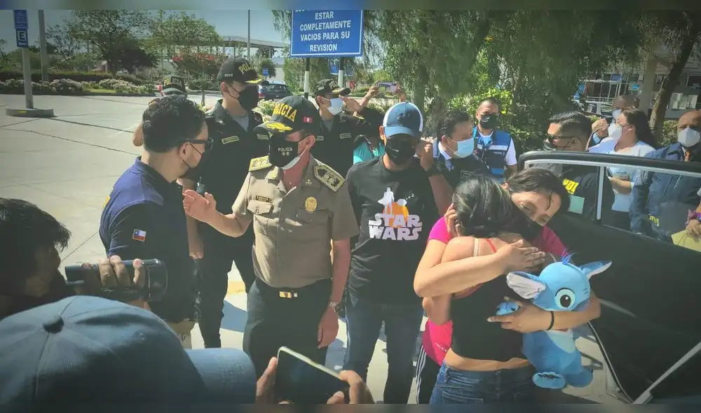 Menor se reencontró con su madre en la frontera. Foto: PNP