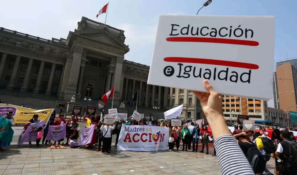 Integrantes del colectivo Con mis hijos no te metas estarían detrás del texto. Foto: La República