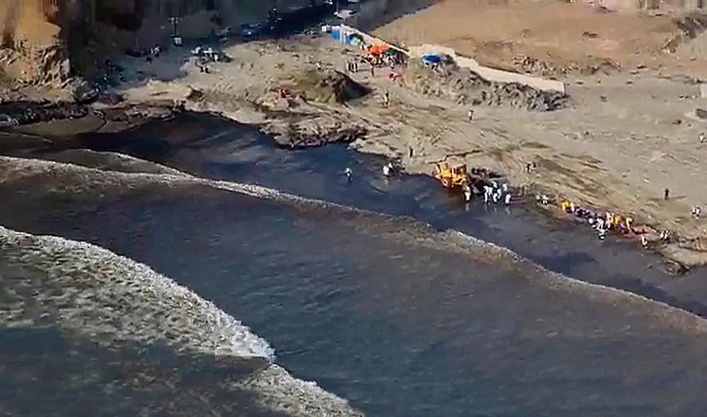 Limpieza. Trabajos pueden demorar días o años dependiendo del tipo y cantidad de petróleo. Foto: AFP