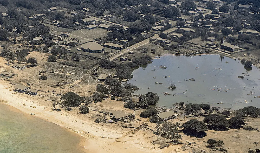 Vacío. Vista aérea de un área cubierta de ceniza volcánica. Foto: AFP