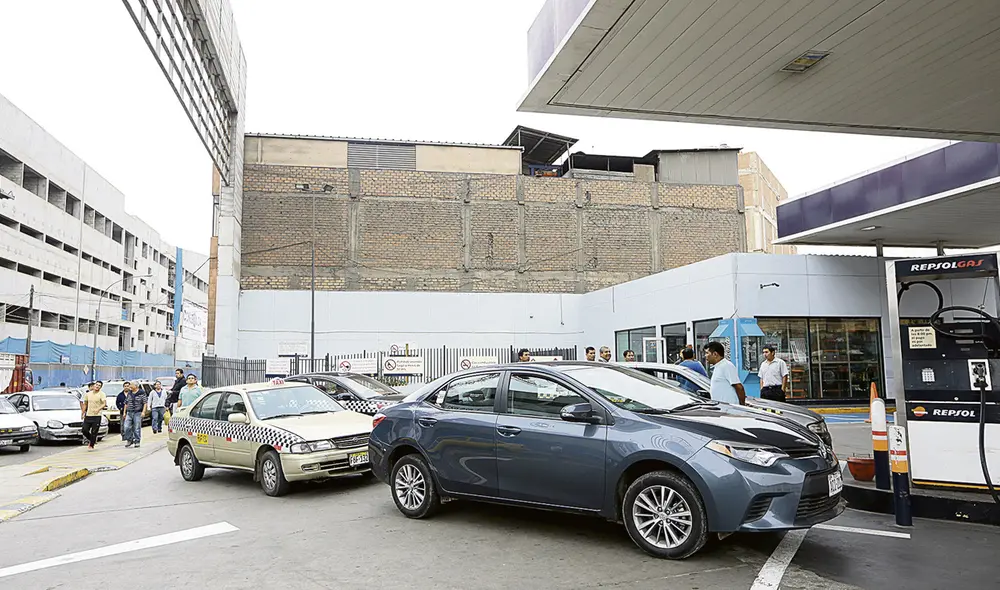 Situación. Como consecuencia de los oleajes anómalos, se interrumpe la distribución de combustibles que no llega a grifos. Foto: difusión