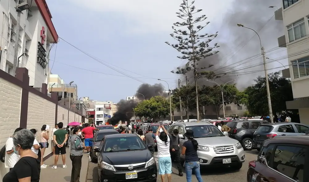 Incendio se produce desde las 9.40 a. m. Foto: La República
