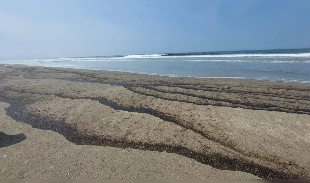 La playa el Cascajo comienza a teñirse de negro. Foto: Municipalidad de Chancay