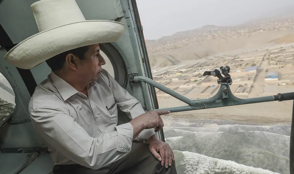 Pedro Castillo sobrevoló en un helicóptero la zona afectada por el derrame de petróleo en el mar de Ventanilla. Foto: Presidencia Pedro Castillo sobrevoló en un helicóptero la zona afectada por el derrame de petróleo en el mar de Ventanilla. Foto: Presidencia