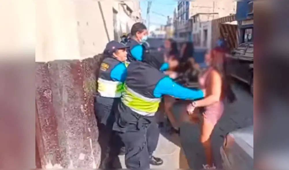 Los enfrentamientos de las trabajadoras sexuales con policías municipales son frecuentes. Foto: captura/TVI