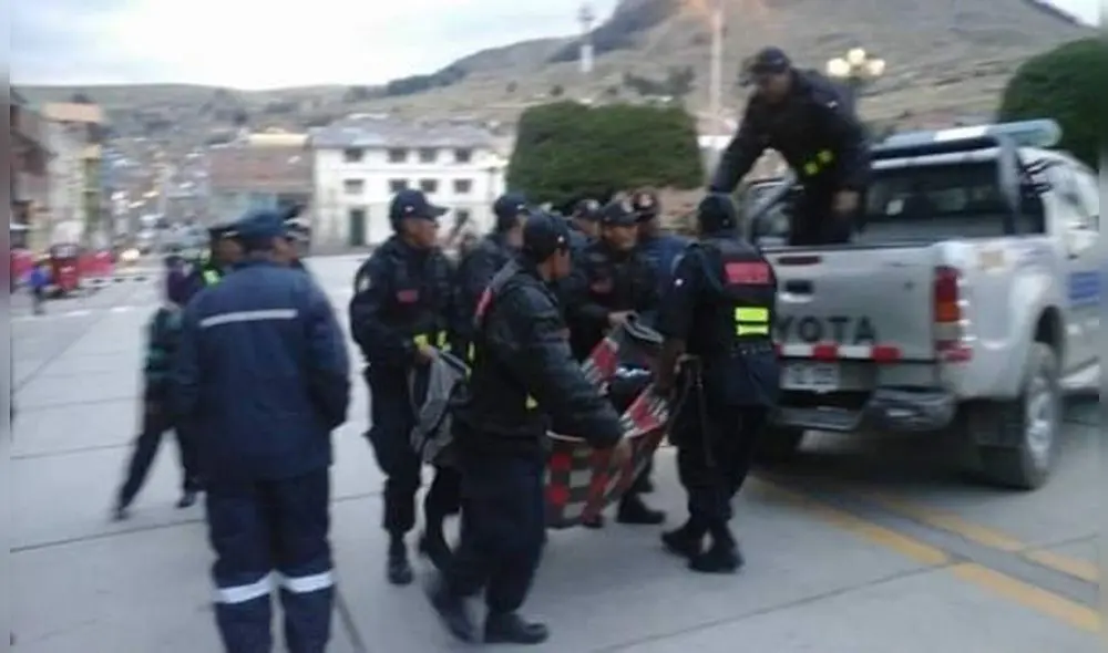 Sereno fue auxiliado por sus compañeros y trasladado al hospital. Foto: Liubomir Fernández/La República