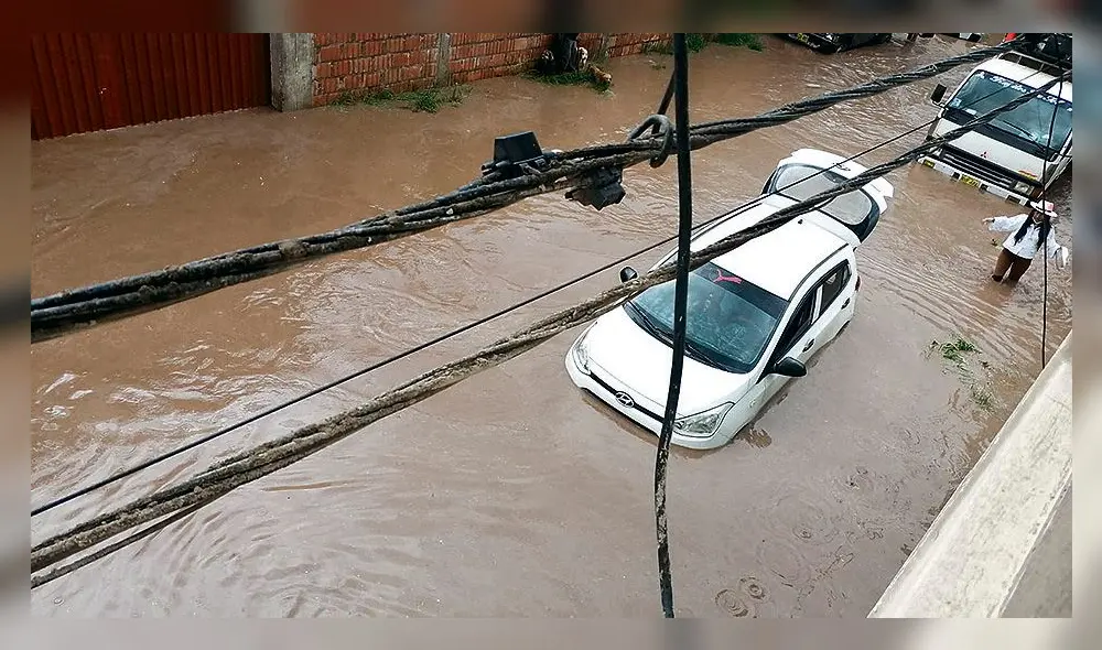 Manantiales. Calles quedaron inundadas ayer por la tarde. Foto: La República