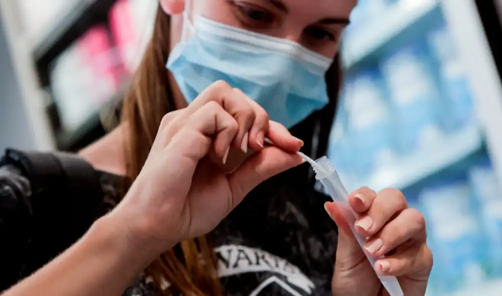 La OPS señala que este tipo de pruebas pueden dar "falsos negativos" y dar la "falsa sensación de seguridad que les lleva a relajar las medidas de protección". Foto: EFE / Quique García