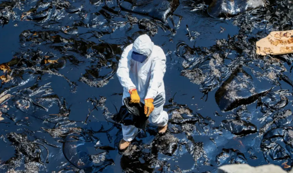 Gran parte del mar peruano se vio afectado por el petróleo. Foto: EFE.