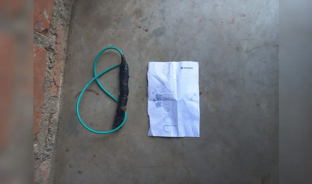 La carga explosiva fue dejada junto con número extorsivo. Foto: PNP La carga explosiva fue dejada junto con número extorsivo. Foto: PNP