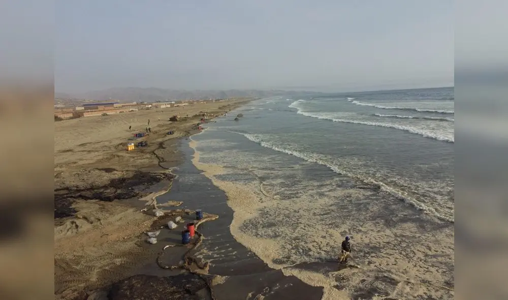 Unos 6.000 barriles de petróleo fue los se derramó en el litoral de Ventanilla. Foto: Gerardo Marín/LR