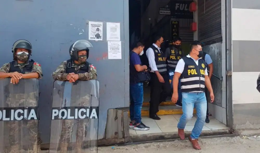 Agentes de la Policía Nacional del Perú llegaron al centro comercial Las Malvinas para incautar productos de procedencia ilegal. Foto: URPI / La República Agentes de la Policía Nacional del Perú llegaron al centro comercial Las Malvinas para incautar productos de procedencia ilegal. Foto: URPI / La República