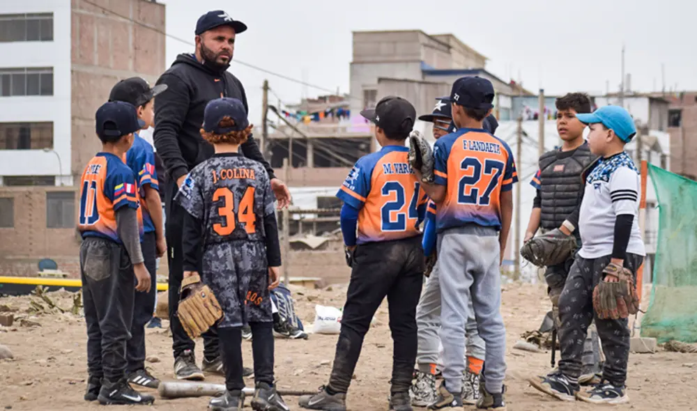 José Ramón Olmedo es migrante venezolano y llegó con el deseo de crear una escuela de béisbol. Hoy entrena a casi 90 niños en San Juan de Lurigancho (Lima). Foto: @Normanchaca