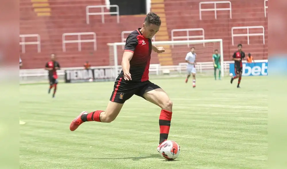 Mariano Barreda firmó contrato con FBC Melgar a sus 19 años Foto: Melgar