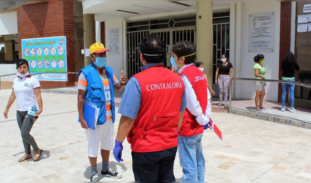 Equipo de control revisó documentación de edificaciones en comuna de Leonardo Ortiz. Foto: Contraloría Equipo de control revisó documentación de edificaciones en comuna de Leonardo Ortiz. Foto: Contraloría