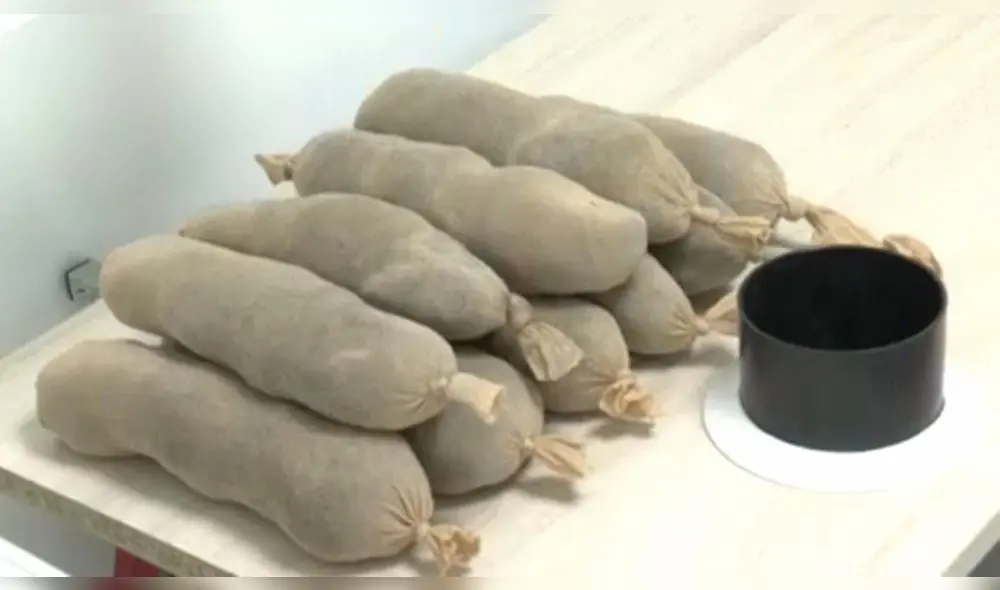 Cilindros de cabello para absorber el petróleo. Foto: AFP Cilindros de cabello para absorber el petróleo. Foto: AFP