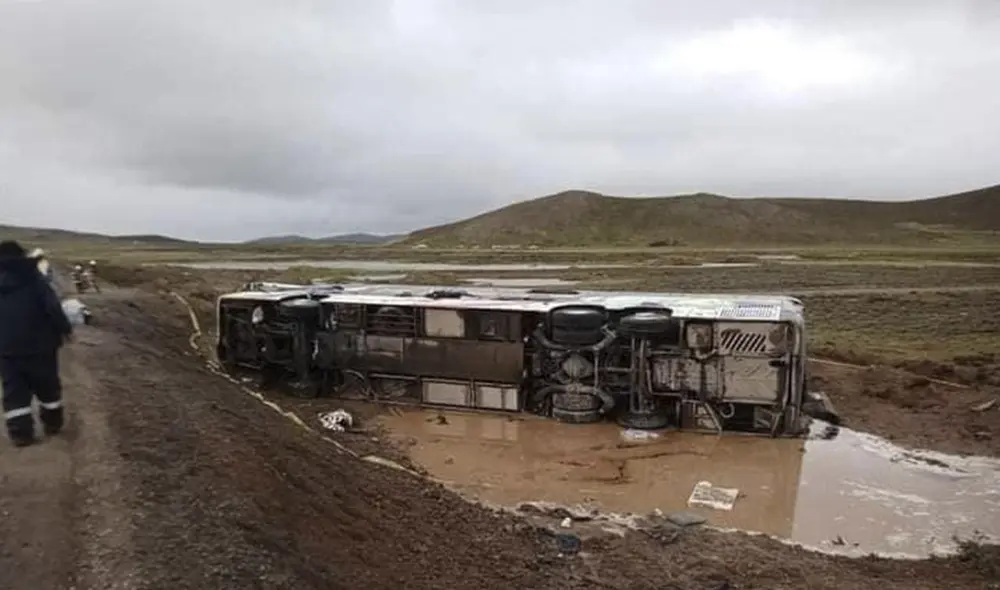Accidente se produjo en la madrugada de este jueves. Bus iba a excesiva velocidad, según pasajeros. Foto: Redes sociales
