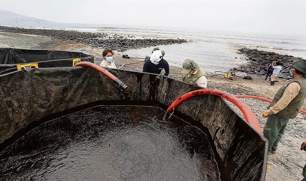 El dato. Es poco lo avanzado en la tarea de recuperar el petróleo derramado por la empresa Repsol en el mar de Ventanilla. La mancha negra sigue avanzando hacia el norte, rumbo a Chimbote. Foto: Félix Contreras/La República
