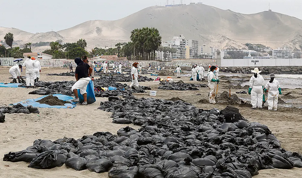 Ancón. Obreros y estudiantes voluntarios se encargan de retirar el petróleo en las playas. Foto: Félix Contreras/La República Ancón. Obreros y estudiantes voluntarios se encargan de retirar el petróleo en las playas. Foto: Félix Contreras/La República