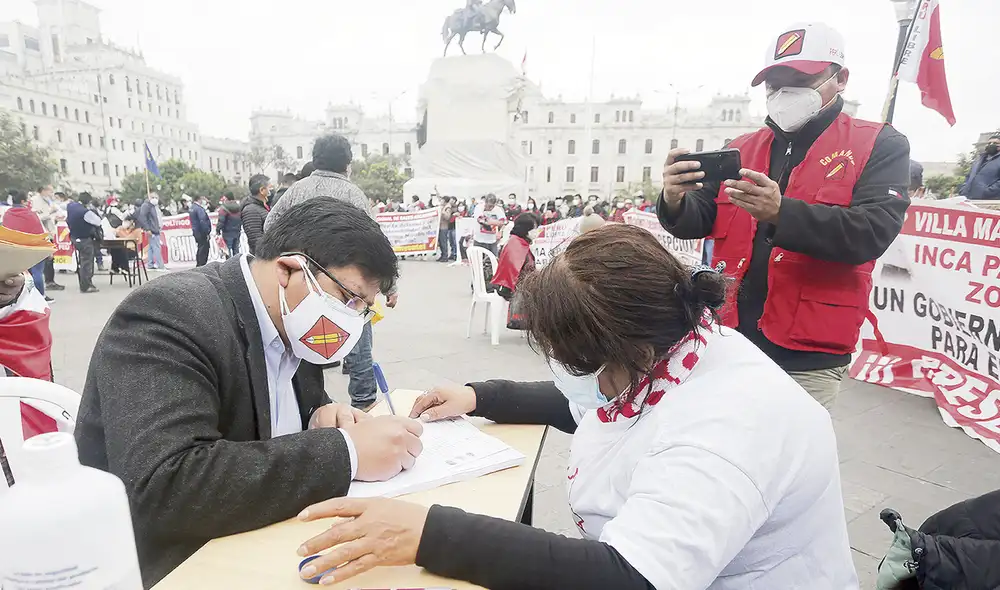 En busca de la nueva constitución. Militantes de Perú Libre recolectan firmas en regiones para convocar a un referéndum por la asamblea constituyente. Foto: Félix Contreras/La República