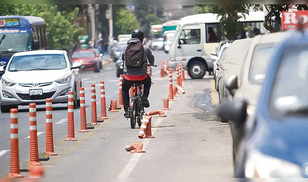 Destrucción. Malos ciudadanos destruyeron infraestructura para circulación de bicicletas. Foto: La República Destrucción. Malos ciudadanos destruyeron infraestructura para circulación de bicicletas. Foto: La República