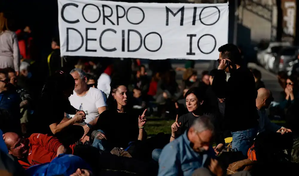 Las medidas entrarán en vigor el próximo 1 de febrero, el mismo día en que la duración del pase verde también cambiará de 9 a 6 meses. Foto: AFP