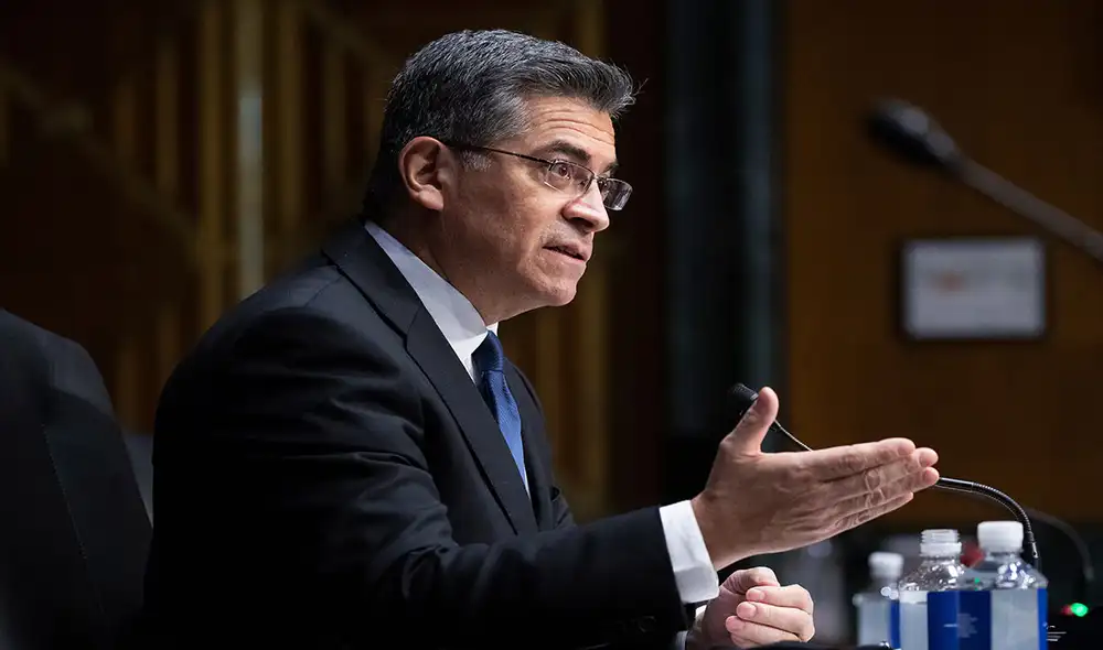 El secretario de Salud de Estados Unidos, Xavier Becerra, insistió en la necesidad de que haya más personas vacunadas contra el coronavirus. Foto: EFE