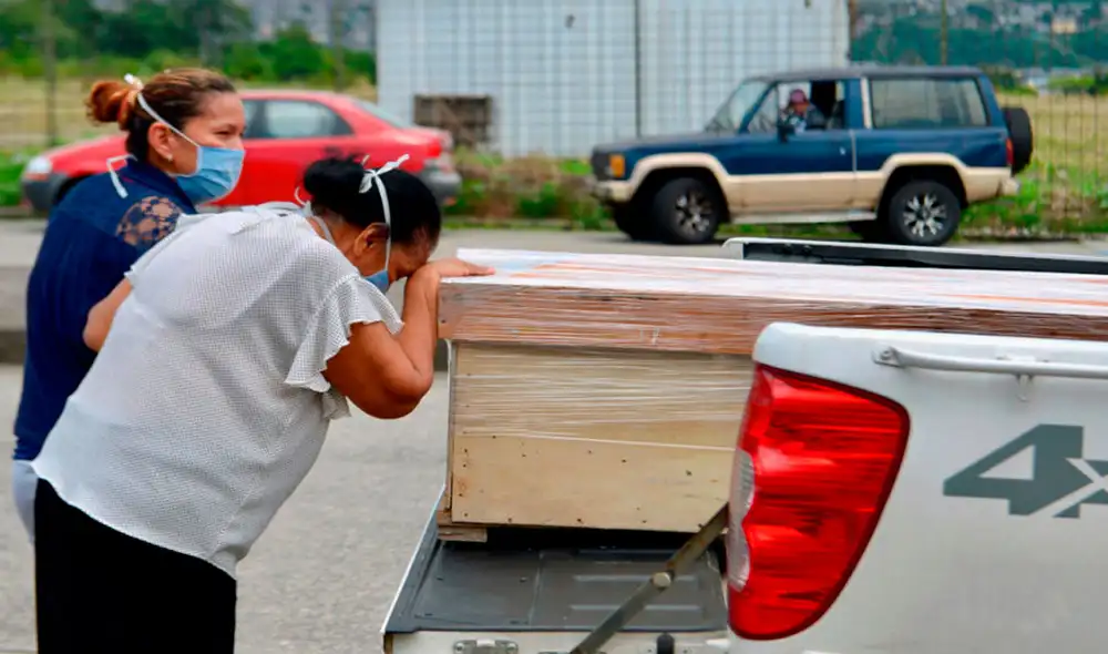 Los familiares de la abuela fallecida en el Sanatorio Santiago cavaron un pozo para otra persona. Foto: Referencial - EFE