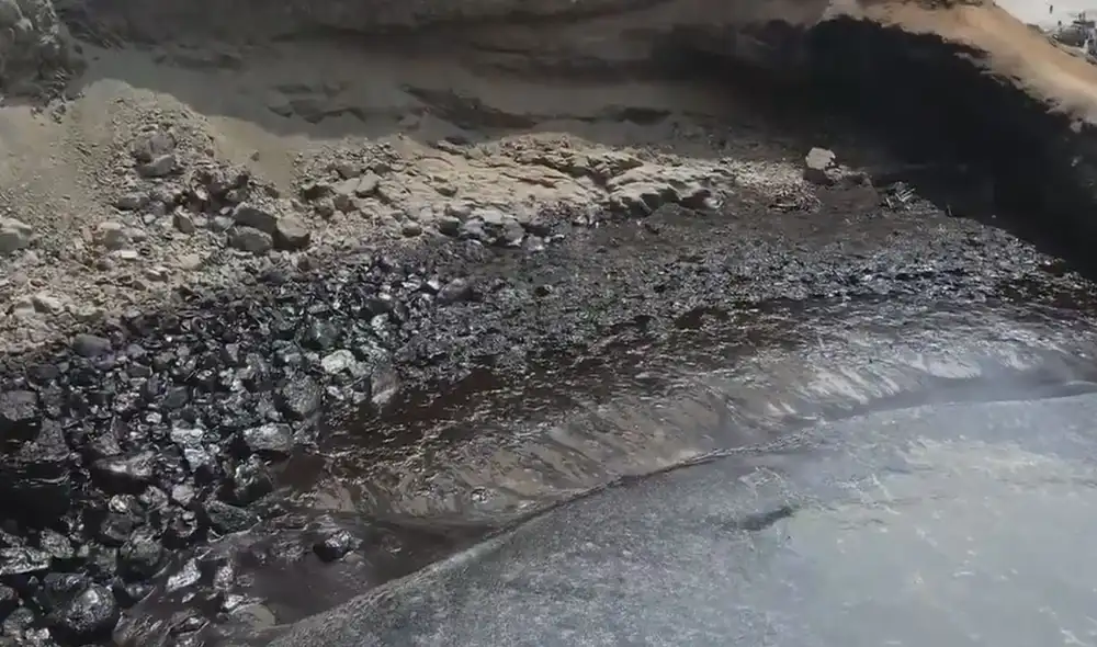 Trabajadores estuvieron en el lugar para retirar el petróleo que afecta a la vida marina. Foto: Ministerio del Ambiente Trabajadores estuvieron en el lugar para retirar el petróleo que afecta a la vida marina. Foto: Ministerio del Ambiente