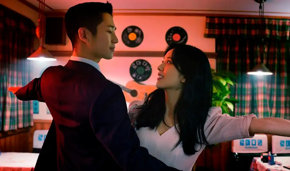 Jung Hae In y Jisoo, integrante de BLACKPINK, bailan en un episodio de Snowdrop. Foto: JTBC Jung Hae In y Jisoo, integrante de BLACKPINK, bailan en un episodio de Snowdrop. Foto: JTBC