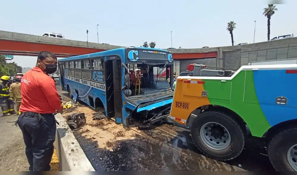 En total 3 máquinas de rescate de los bomberos y 5 ambulancias se encuentran en la zona del accidente. Foto: URPI-LR
