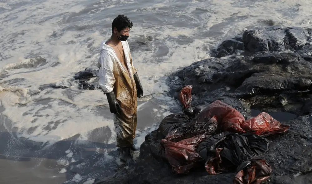 Revisa a cuánto equivale, en metros cuadrados, los 6 mil barriles de petróleo vertido en el ecosistema costero peruano. Foto: Gerardo Marin/LR.