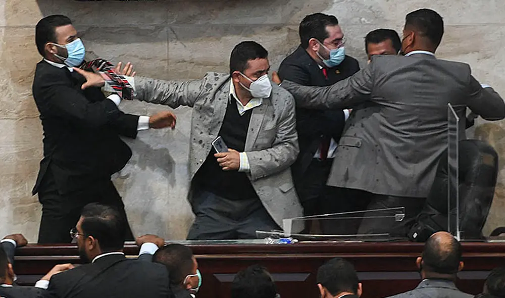 La sesión estuvo marcada por golpes, abucheos y caos. Foto: AFP