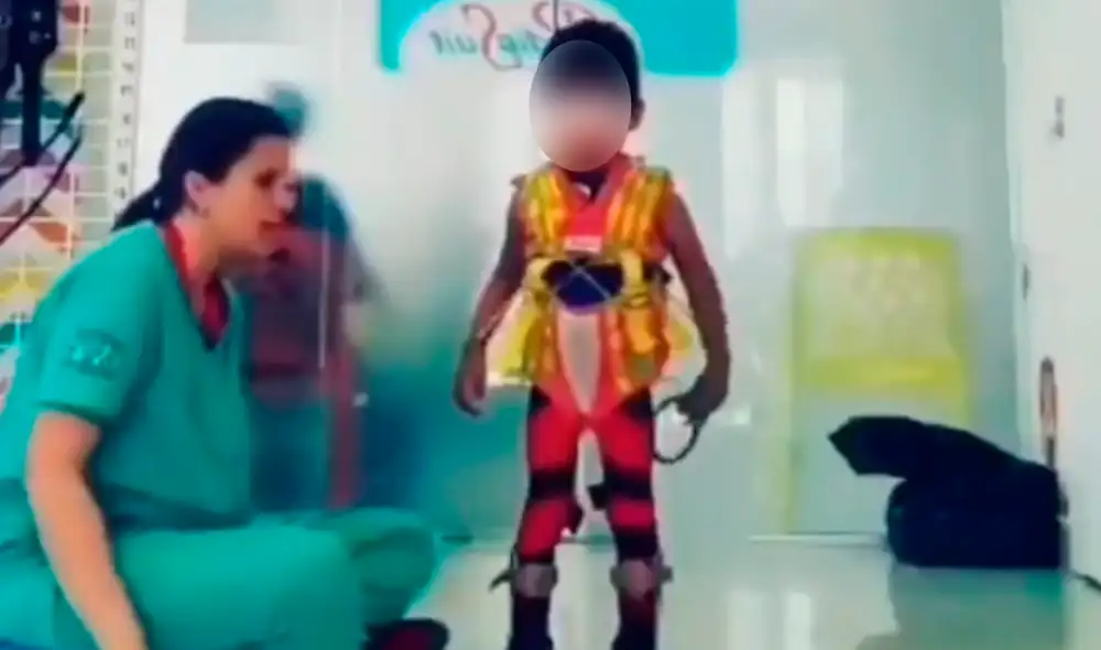 La terapeuta no pudo contener su emoción de ver a su pequeño paciente caminar nuevamente. Foto: captura de Facebook