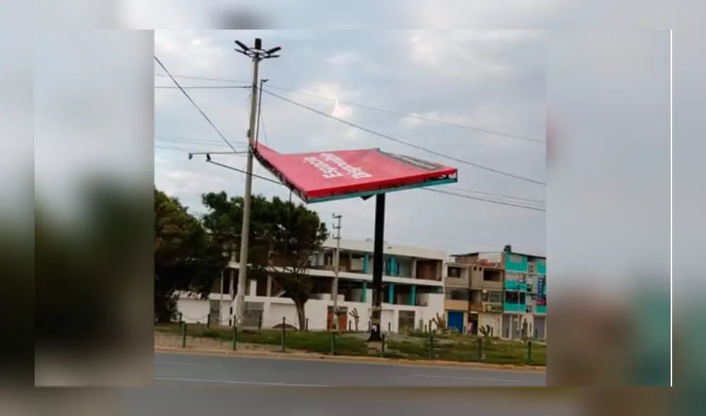 Un panel instalado en la avenida José María Escrivá está a punto de desplomarse. Foto: La República