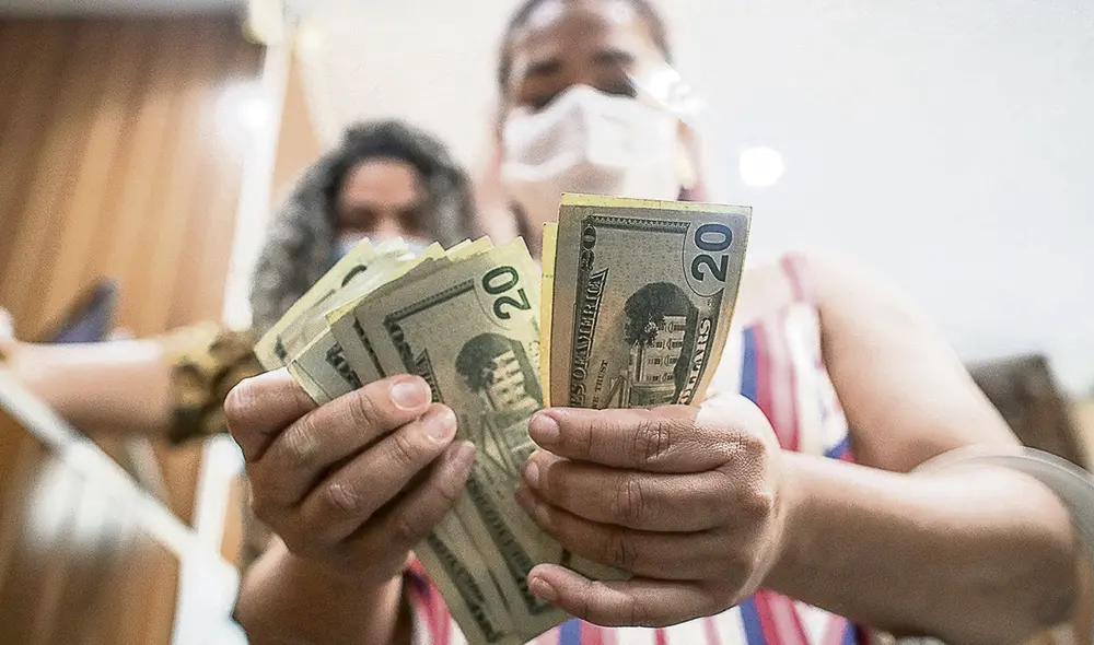 En caída. Dólar acumula una pérdida de 3,91% frente al sol. Foto: difusión En caída. Dólar acumula una pérdida de 3,91% frente al sol. Foto: difusión