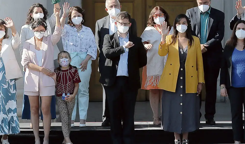 Pragmatismo. Desde un expresidente del Banco Central de Chile hasta una dirigente comunista integrarán el equipo de gobierno de Gabriel Boric. Foto: AFP