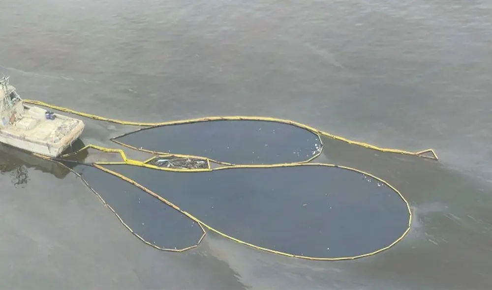 Desastre. Labores de ubicación de concentraciones de petróleo sobre la superficie del mar. Foto: difusión