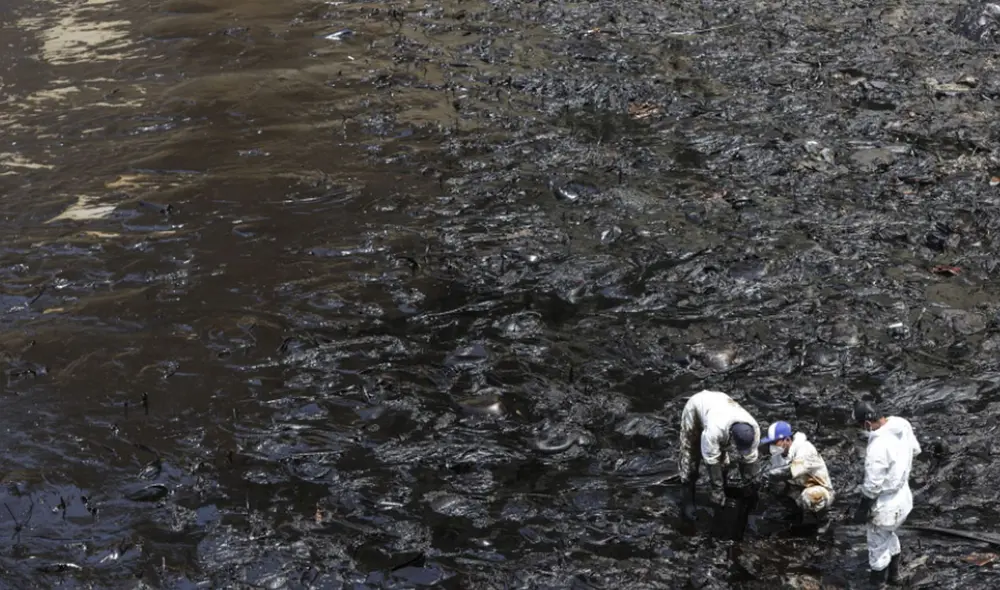 Mar luce negro tras el derrame de petróleo en el mar de Ventanilla. Foto: Andina